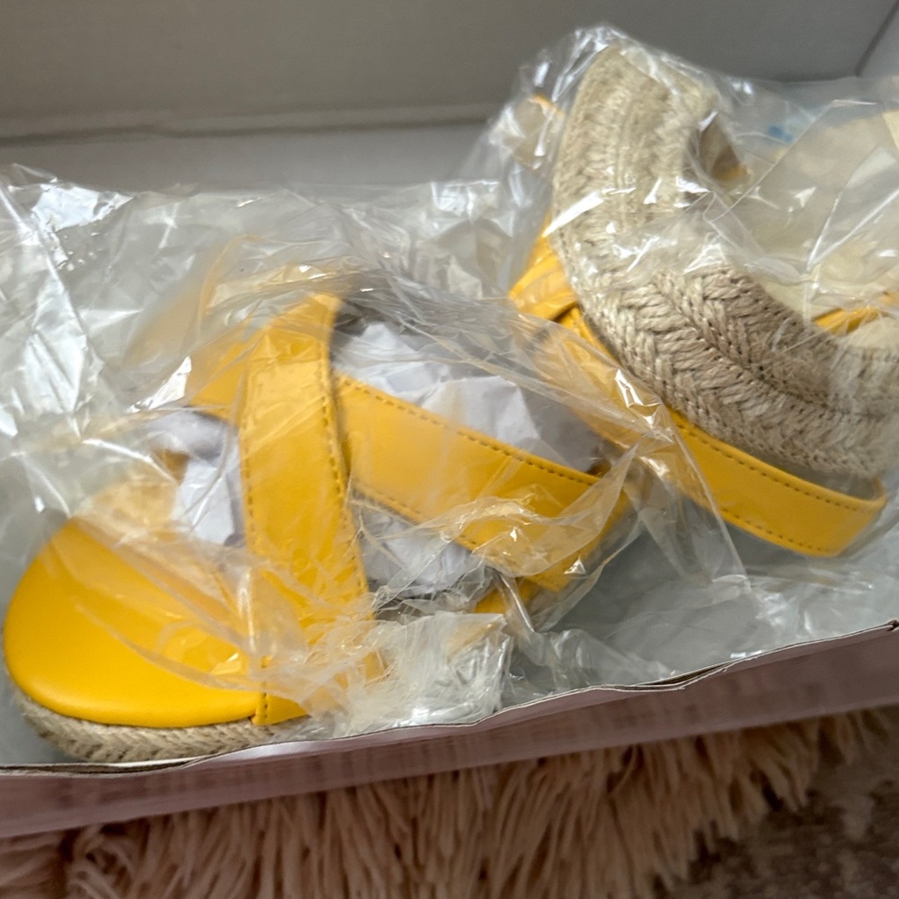 💥NEW💥Yellow Wedge Sandals - Picture 4 of 4